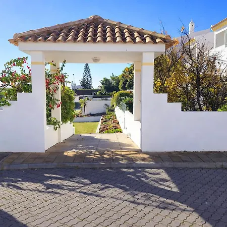House With Pool 5min Walk To Alemaes By Becherish Hébergement de vacances *