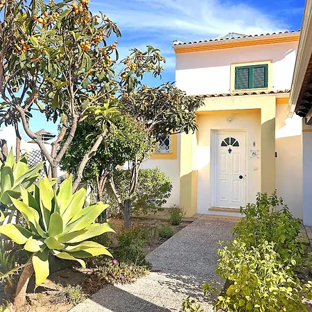 House With Pool 5min Walk To Alemaes By Becherish Сasa de vacaciones